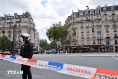 Cảnh sát phong tỏa hiện trường một vụ bạo lực ở Paris, Pháp. (Ảnh: THX/TTXVN phát)