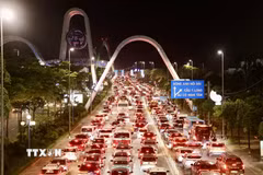 Dòng phương tiện tắc dài hàng km hướng lên cầu Nhật Tân trong tối muộn 28/8. (Ảnh: Quốc Khánh/TTXVN)