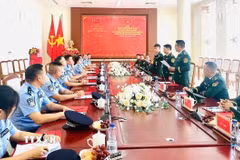 Đại diện các Đồn Biên phòng tuyến biên giới Quảng Ninh (Việt Nam) và Chi đội quản lý biên giới Phòng Thành Cảng, Quảng Tây (Trung Quốc) hội đàm. (Ảnh: TTXVN phát)