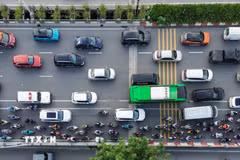 Nhiều người dân rời Hà Nội ngay từ chiều 28/9 khiến cầu Vĩnh Tuy hướng ra khỏi trung tâm bị quá tải. (Ảnh: Phan Phương/TTXVN)