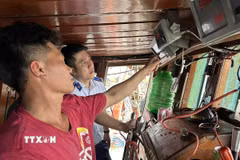 Kiểm tra thiết bị giám sát hành trình trên tàu cá KG-91633TS. (Ảnh: TTXVN phát)