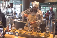 Nhân viên Starbucks trình diễnpha chế và giới thiệu càphê cho khách tại khu vực trải nghiệm của Starbucks Reserve Roastery- chi nhánh Starbucks lớn nhất thế giới ở Chicago, bang Illinois. (Ảnh: Đoàn Hùng/TTXVN)