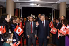 Cán bộ, nhân viên Đại sứ quán và đại diện cộng đồng người Việt Nam tại Canada đón Tổng Bí thư, Chủ tịch nước Tô Lâm. (Ảnh: Thống Nhất/TTXVN)