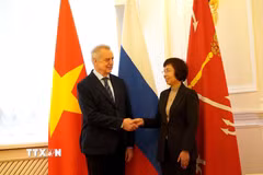 Tổng Giám đốc TTXVN Vũ Việt Trang và Chủ tịch Ủy ban Đối ngoại St.Petersburg Evgeny Grigoriev. (Ảnh: Trần Hải/TTXVN)