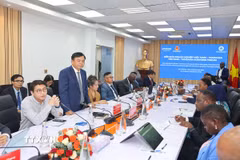 Đại diện đoàn công tác Việt Nam phát biểu tại Diễn đàn, nhấn mạnh mục tiêu biến các cơ hội đối thoại thành những dự án hợp tác thực chất giữa cộng đồng doanh nghiệp hai nước. (Ảnh: TTXVN phát)