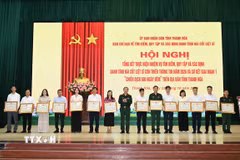 Các cá nhân thực hiện chiến dịch 500 ngày đêm nhận Bằng khen của Chủ tịch Ủy ban Nhân dân tỉnh Thanh Hóa. (Ảnh: Khiếu Tư/TTXVN)