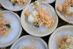 Nguyên liệu làm bánh bèo khá đơn giản, gồm bột gạo, tôm, hành lá, nước mắm và một số nguyên liệu ăn kèm như tóp mỡ hoặc da heo chiên giòn, tùy theo cách chế biến của từng quán. (Nguồn: Vietnam+)