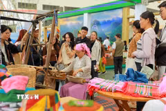Gian hàng trưng bày, quảng bá sản phẩm đặc trưng, tiêu biểu của các địa phương đang là khu thu hút đông người dân và du khách tìm đến nhất. (Ảnh: Khánh Hòa/TTXVN)
