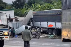 Hiện trường xe ôtô tông vào nhà dân sau khi va chạm. (Ảnh: TTXVN phát)