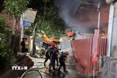 Lực lượng Cảnh sát phòng cháy chữa cháy và cứu nạn, cứu hộ, Công an tỉnh Sơn La triển khai chữa cháy tại hiện trường. (Ảnh: TTXVN phát)