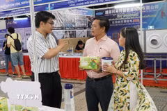 Du khách tham quan các gian hàng trưng bày tại Hội chợ. (Ảnh: Quốc Dũng/TTXVN)