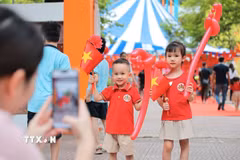 Phụ huynh chụp ảnh lưu niệm cho con trước khi bước vào lớp học tại Trường mầm non Kim Liên (Hà Nội). (Ảnh: Lê Đông/TTXVN)