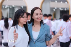 Phụ huynh và học sinh Trường THPT Việt Đức (Hà Nội) lưu lại kỷ niệm trong ngày đầu tiên của năm học mới 2026-2027. (Ảnh: Hoàng Hiếu/TTXVN)