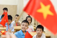 Học sinh Trường Tiểu học Bình Minh (phường Cửa Nam, Hà Nội) háo hức mong chờ ngày khai giảng. (Ảnh: Thanh Tùng/TTXVN)