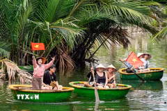 Khách du lịch trải nghiệm tại Việt Nam. (Ảnh: Khánh Hòa/TTXVN)