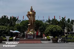 Tượng đài Nữ tướng Lê Chân tại trung tâm thành phố. (Nguồn: Vietnam+)