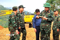 Thiếu tướng Nguyễn Ngọc Ngân, Phó Chủ nhiệm Chính trị Quân khu (thứ hai, từ phải sang) cùng đoàn công tác kiểm tra các dấu tích, di vật phục vụ xác minh thông tin tìm kiếm hài cốt liệt sỹ. (Ảnh: TTXVN phát)