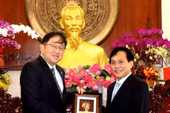 Đại sứ Dato’ Tan Yang Thai (trái) trao quà lưu niệm cho lãnh đạo thành phố Cần Thơ trong chuyến công tác Cần Thơ vào tháng 3/2024. (Ảnh: Thu Hiền/TTXVN)