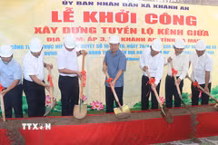 Nghi thức lễ khởi công xây dựng tuyến đường nông thôn xã Khánh An. (Ảnh: Tuấn Phi/TTXVN)