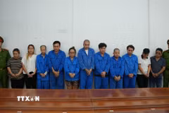 Các đối tượng tại cơ quan công an. (Ảnh: TTXVN phát)