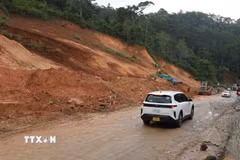 Vị trí sạt lở lớn trên Quốc lộ 24 được lực lượng chức năng gấp rút xử lý. (Ảnh: Dư Toán/TTXVN)