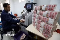 Nhân viên ngân hàng Công thương kiểm đếm đồng nhân dân tệ tại thành phố Vô Tích, tỉnh Giang Tô, Trung Quốc. (Ảnh: THX/TTXVN)