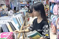 Học sinh chọn mua sách, văn phòng phẩm phục vụ năm học mới. (Ảnh: Quốc Lũy/TTXVN)