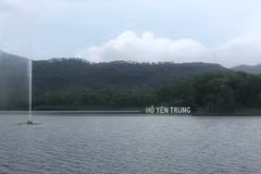 Mỗi mùa trong năm, hồ Yên Trung lại mang một vẻ đẹp riêng. (Nguồn: Vietnam+)