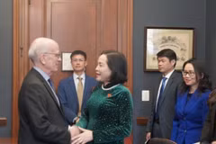 Phó Chủ tịch Quốc hội Nguyễn Thị Thanh và Thượng nghị sỹ Peter Welch. (Ảnh: Đoàn Hùng/TTXVN)