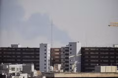 Khói bốc lên sau một vụ tấn công tại Tehran, Iran. (Ảnh: THX/TTXVN)