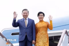 Tổng Bí thư, Chủ tịch nước Tô Lâm và Phu nhân tới sân bay Vnukovo, Moskva, Liên bang Nga. (Ảnh: Thống Nhất/TTXVN)