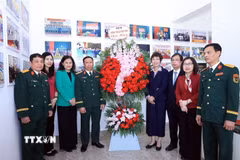 Ban Giám đốc TTXVN chúc mừng Chỉ huy Sư đoàn Bộ binh 304. (Ảnh: Tuấn Anh/TTXVN)
