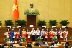 Chủ tịch Quốc hội Trần Thanh Mẫn và Thủ tướng Lê Minh Hưng tặng hoa các nữ đại biểu Quốc hội khóa XVI nhân Ngày phụ nữ Việt Nam 20/10. (Ảnh: Doãn Tấn/TTXVN)