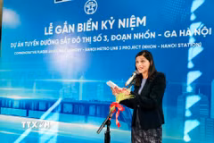 Bà Éléonore Caroit, Bộ trưởng đặc trách Pháp ngữ, Quan hệ đối tác quốc tế và người Pháp ở nước ngoài, phát biểu tại lễ gắn biển kỷ niệm tuyến metro số 3. (Ảnh: Trung Nguyên/TTXVN)