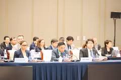 Thứ trưởng Bộ Nông nghiệp và Môi trường Nguyễn Quốc Trị (giữa, hàng đầu) dẫn đầu đoàn Việt Nam tham dự Hội nghị. (Ảnh: Công Tuyên/TTXVN)