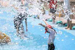 Trẻ em làm mát trong công viên nước ở quận Seongdong, Seoul (Hàn Quốc) ngày 28/6/2026. (Ảnh: Yonhap/TTXVN phát)
