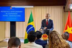 Thứ trưởng Bộ Khoa học, Công nghệ và Đổi mới sáng tạo Brazil Inácio Arruda phát biểu tại Hội thảo. (Ảnh: TTXVN phát)