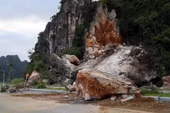 Sạt lở đá gây nguy hiểm cho người và phương tiện lưu thông qua khu vực đường bao biển nối Hạ Long - Cẩm Phả (cũ). (Ảnh: Đức Hiếu/TTXVN)