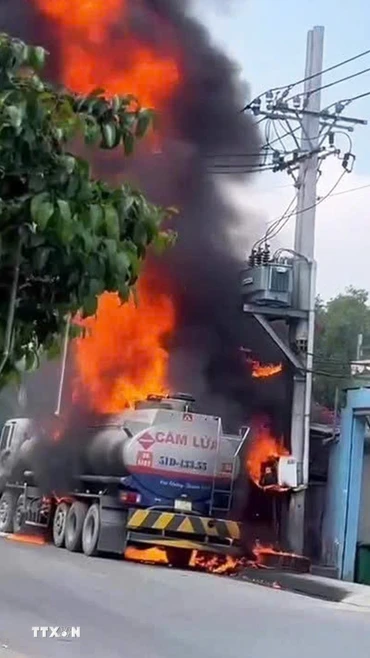 Hiện trường vụ cháy xe bồn chở xăng ở Nhà Bè