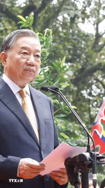 Tổng Bí thư, Chủ tịch nước Tô Lâm nói chuyện với các tầng lớp nhân dân tại Khu di tích lịch sử Quốc gia Đặc biệt Đền Hùng. (Ảnh: Thống Nhất/TTXVN)