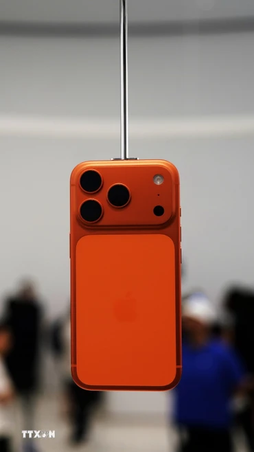 Mẫu điện thoại iPhone 17 Pro max của Apple được giới thiệu tại Cupertino, California, Mỹ. (Ảnh: THX/TTXVN)
