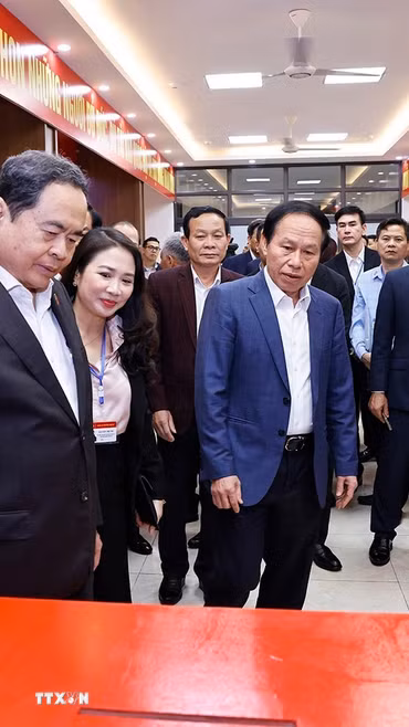Chủ tịch Quốc hội Trần Thanh Mẫn kiểm tra, giám sát công tác chuẩn bị bầu cử tại khu vực bỏ phiếu số 8, phường Hải An, thành phố Hải Phòng. (Ảnh: Doãn Tấn/TTXVN)
