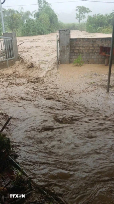 Nước lũ tràn vào nhà dân tại bản Cù, xã Phù Yên (Sơn La). (Ảnh: TTXVN phát)