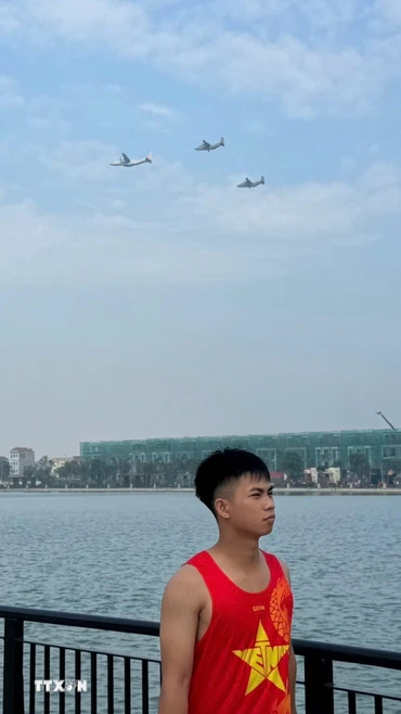 Dàn máy bay diễn tập trên bầu trời Hà Nội chuẩn bị cho A80