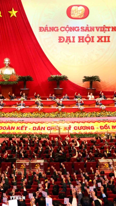 Các đại biểu biểu quyết kết quả bầu Ban Chấp hành Trung ương Đảng khóa XII. (Ảnh: TTXVN)