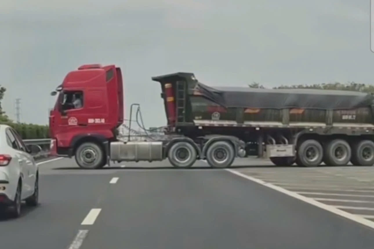 Tài xế quay đầu trên cao tốc, bị trừ gần hết điểm trên giấy phép lái xe