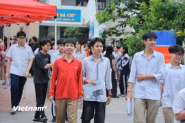 Thí sinh rời phòng thi sau giờ thi môn Toán. (Ảnh: Hoài Nam/Vietnam+)