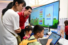 Các kênh phát hành sách trực tuyến và mạng xã hội ngày càng đóng vai trò quan trọng góp phần mở rộng khả năng tiếp cận của bạn đọc. (Ảnh minh họa: PV/Vietnam+)