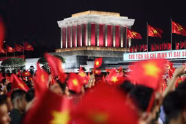 Cả nước hòa ca: Ba miền chung nhau một nhịp đập "Dưới cờ vinh quang." (Ảnh: Minh Anh/Vietnam+)