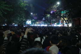 Biển người đổ về Hồ Gươm đón thời khắc chuyển giao sang năm mới 2026